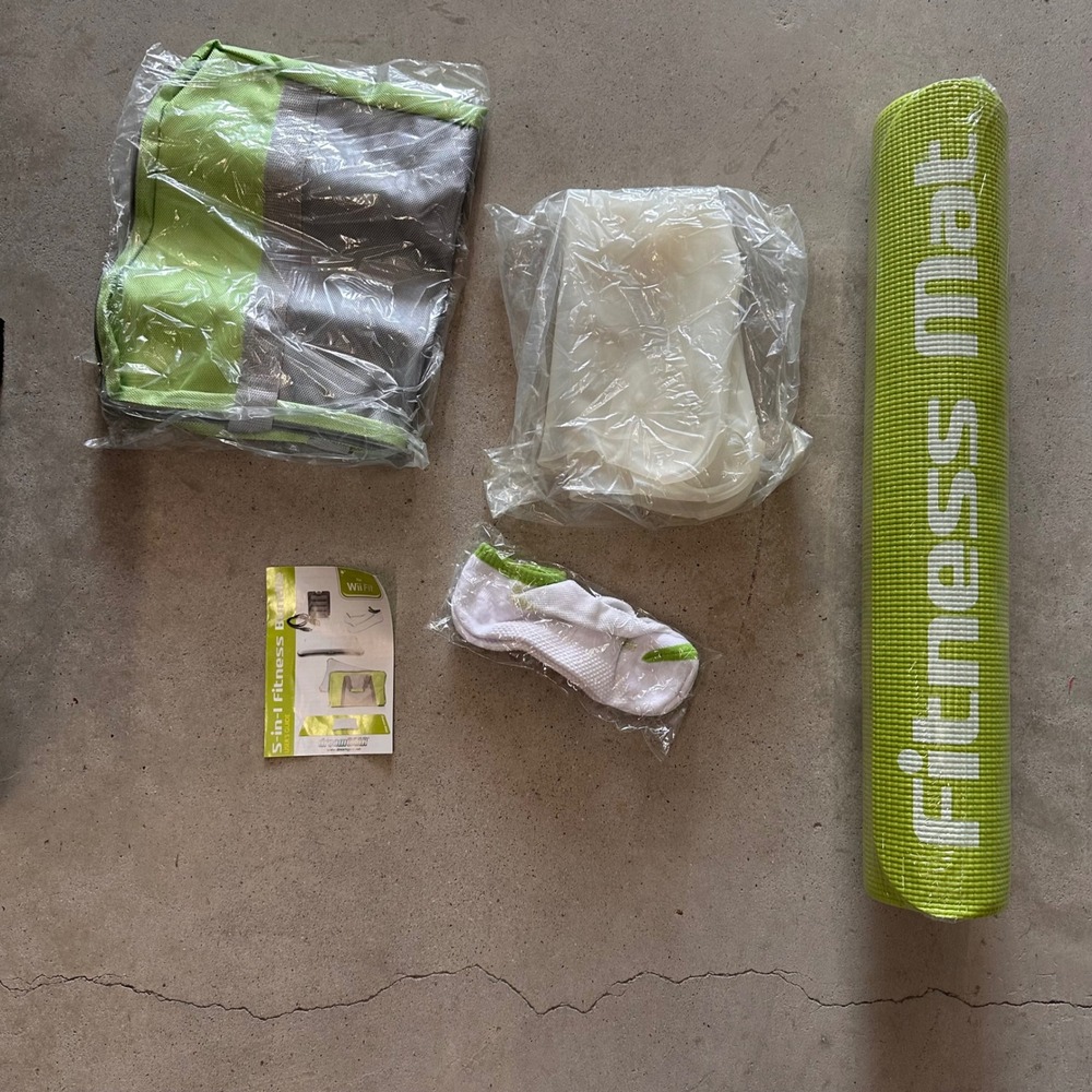 DreamGear Wii Fit Fitness Bundle Mat, Socks,‎ Bag,Sleeve ,Missing Battery NEW